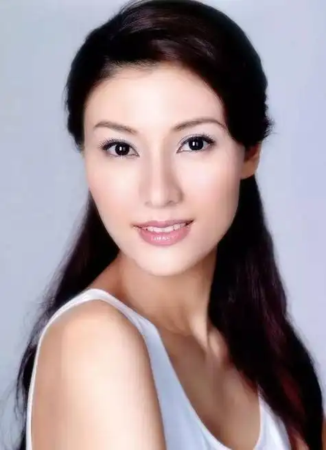 李嘉欣的脸型为瓜子脸,这种脸型通常被认为是最为优美的脸型之一.