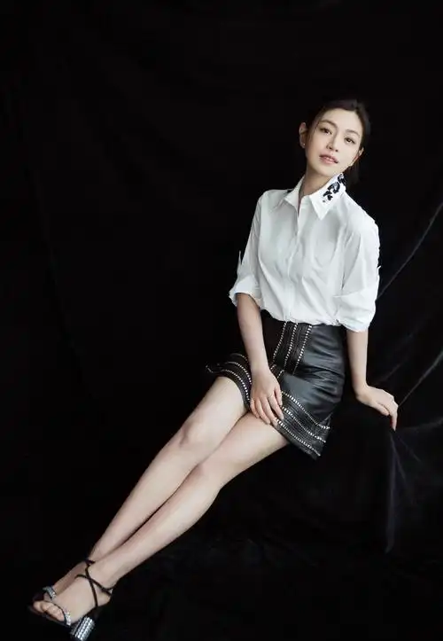 陈妍希出席品牌活动一袭白色上衣黑色短裙 简约俏皮 清新明丽