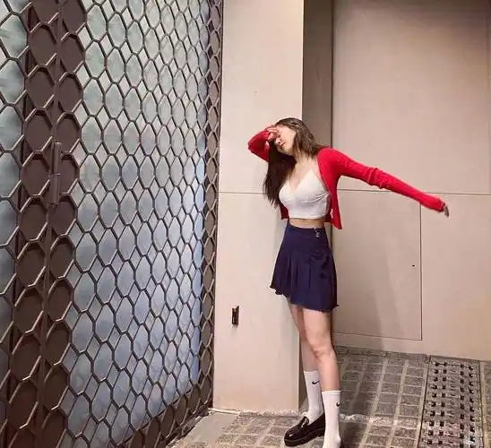 用花洒当道具将遛狗照拍出大片感,却被男友腹肌抢走风头_照片_风格