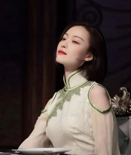 今天我们就来扒一扒倪妮那些美艳动人的旗袍造型,一享视觉盛宴吧.