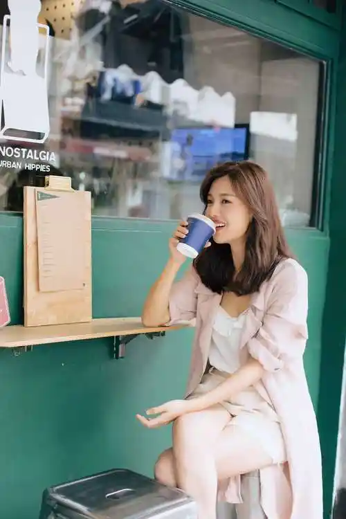 1/ 12 近日,演员傅晶曝光一组最新写真,照片中元气满满的她身穿粉色