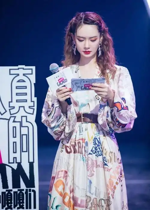 戚薇真是御姐代言人大波浪卷发配烈焰红唇女人看了都喜欢