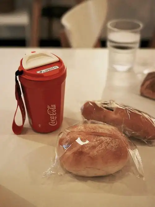 mark新杯子吃面包喝咖啡拥有好心情