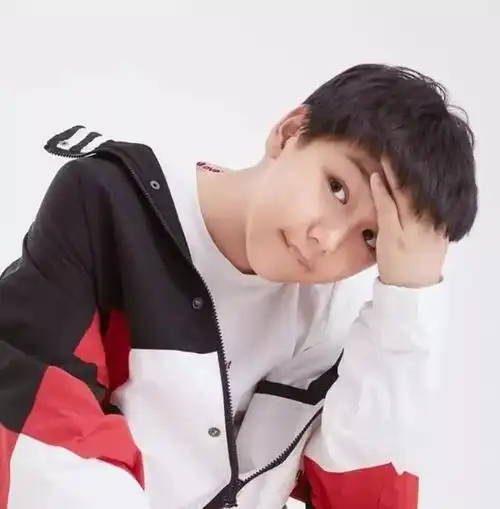 曾当众掌掴母亲,嫌弃妈妈只会花钱,如今12岁长相帅气狂吸粉!