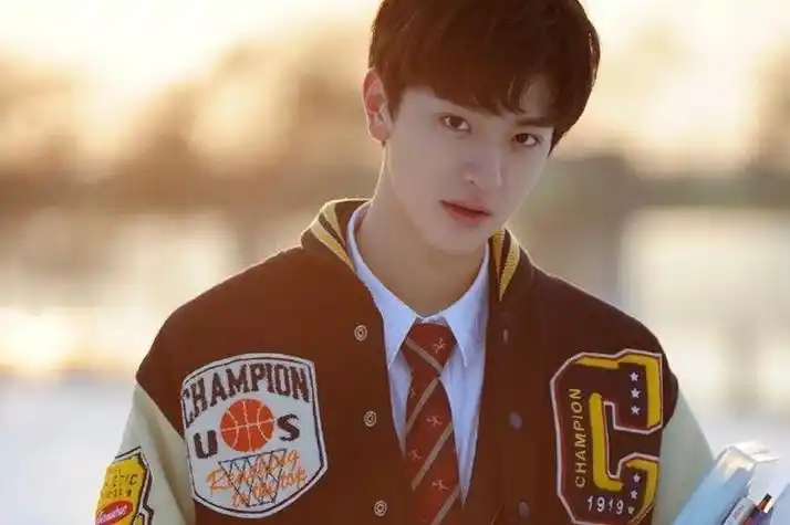 凭颜值吸粉无数,与胡歌同公司,25岁的林一终于要火了!_腾讯新闻