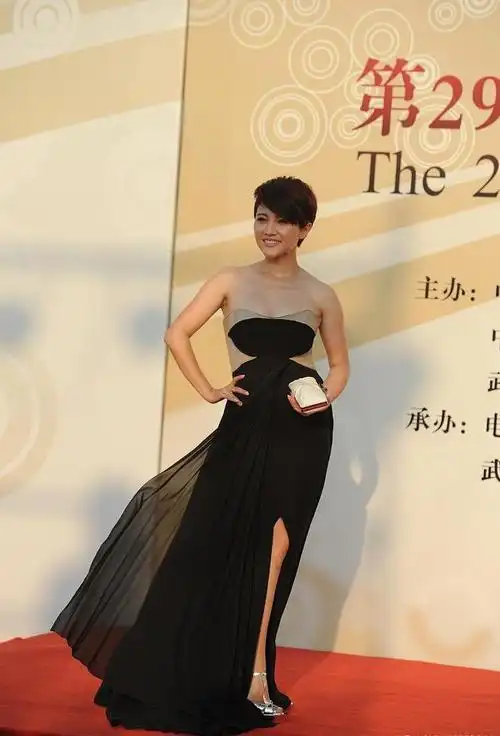 颜丙燕也有这么高调的时候,蕾丝裙还加镂空,身材曲线直观可见