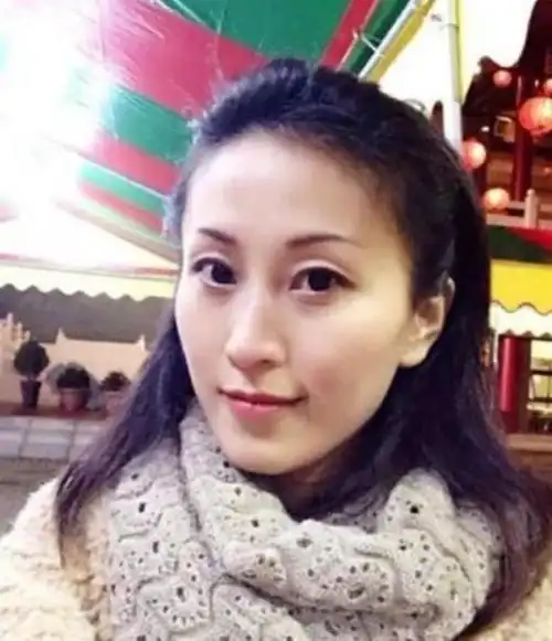 可此时的杨子是有老婆的,名叫陶虹,是位素人也是复旦高材生,两人还有