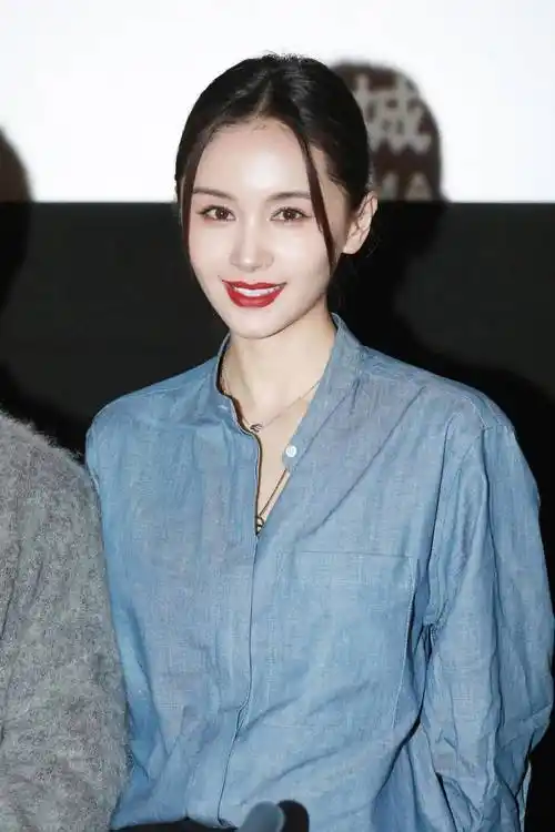 原创王子文单身后终于换风格穿衬衫小黑裤亮相37岁美出新高度