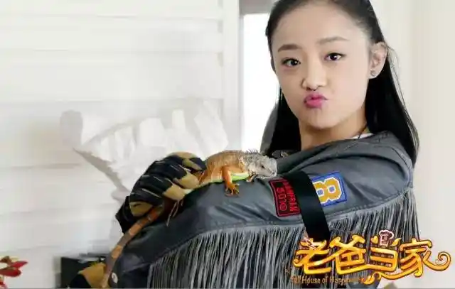 莫名其妙当上了后妈,而且面对的熊孩子杜杜(吴佳怡饰)人小鬼大,伶牙俐