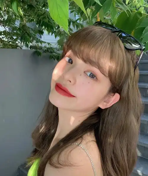 今年最流行的发色显白又减龄的(2021流行显白发型发色推荐冷棕)图20