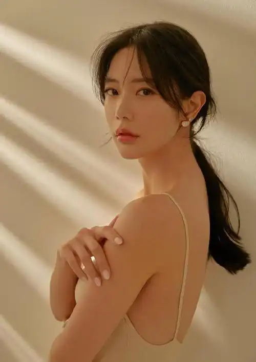 其实克拉拉在《情圣》之前就已经很出名了,04年获得了韩国第一届网络