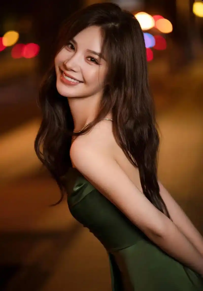 王晶导演的晶女郎邱意浓在长春街头,秋色宜人,美人弄长裙,醉了