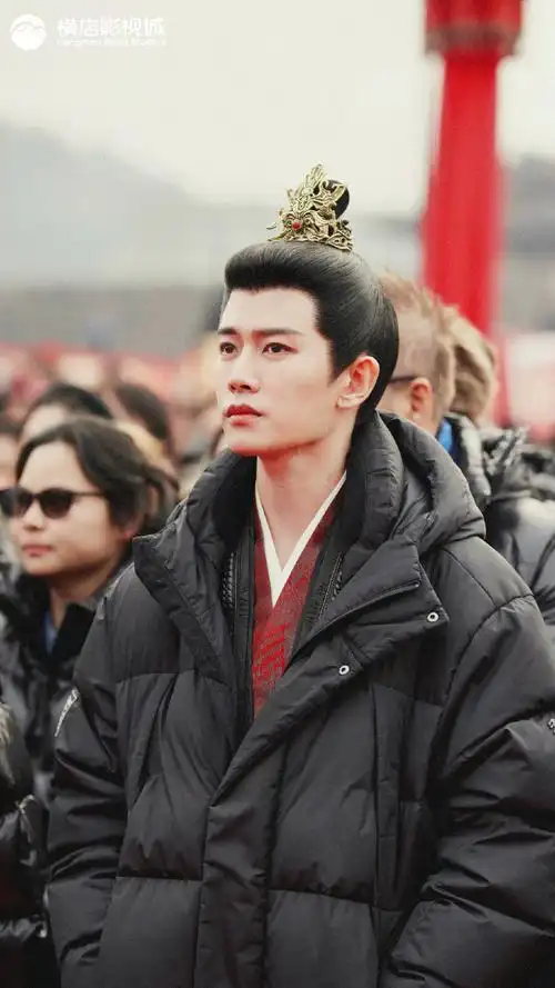 横店新组开机#由@任嘉伦allen@彭小苒@陈意涵estelle主演的#凤凰台上