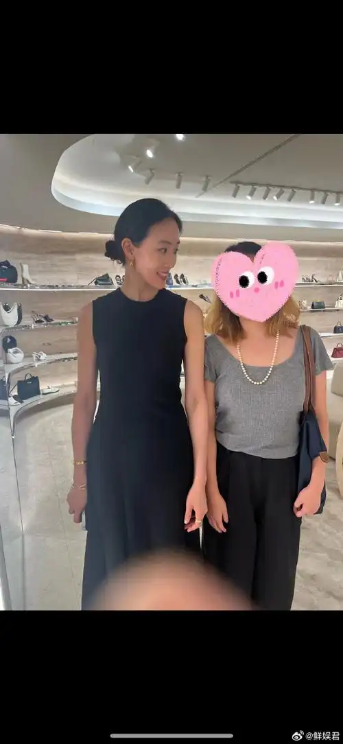 张钧甯与男友葡萄牙逛街