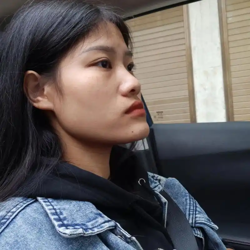 这辈子最自卑的就是这该死的侧脸了,正脸不算很丑,但是也不是很好看