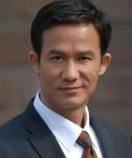 香港影帝长相酷似梁朝伟,人到晚年的李子雄被遗忘却仍坚持梦想!