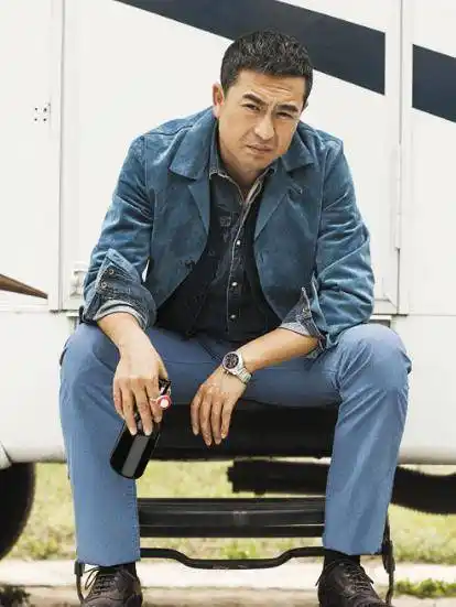 张嘉译为什么演戏都是背着手?是他的动作特色,还是另有原因?