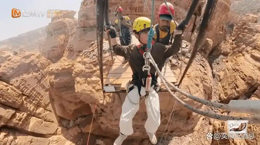 我们都知道吊威亚是男星的常规操作,但这画面却如此吸引人,无需过于