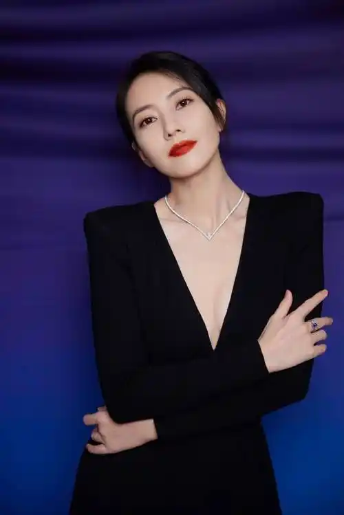 高圆圆晒黑白两款靓丽写真!雪肤玉貌曼妙身材美爆了_脑袋_南京_肌肤