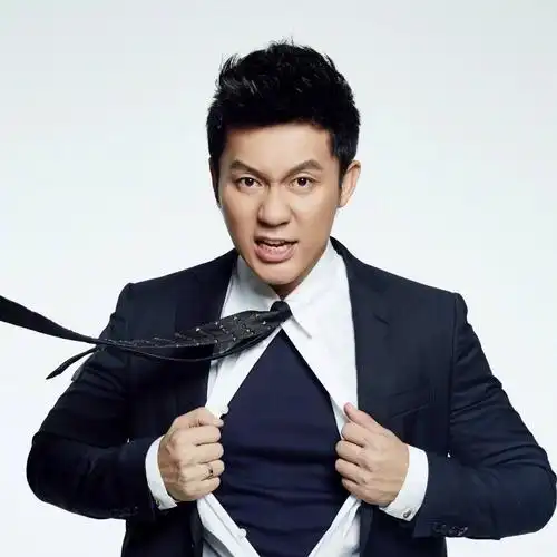 范冰冰未婚夫李晨现身欧洲餐厅与小迷弟们互动