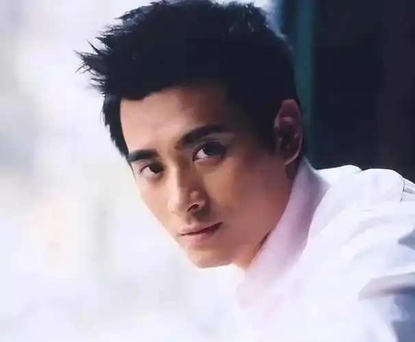 陈龙:曾是胶水厂工人,闪婚小10岁章龄之,走红后对妻子