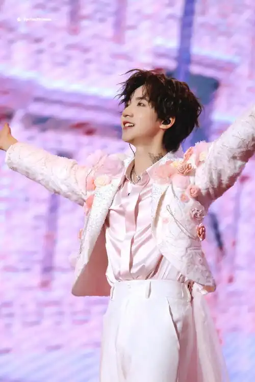 时代少年团叁重楼暨出道四周年演唱会##贺峻霖饭撒小天使##贺峻霖