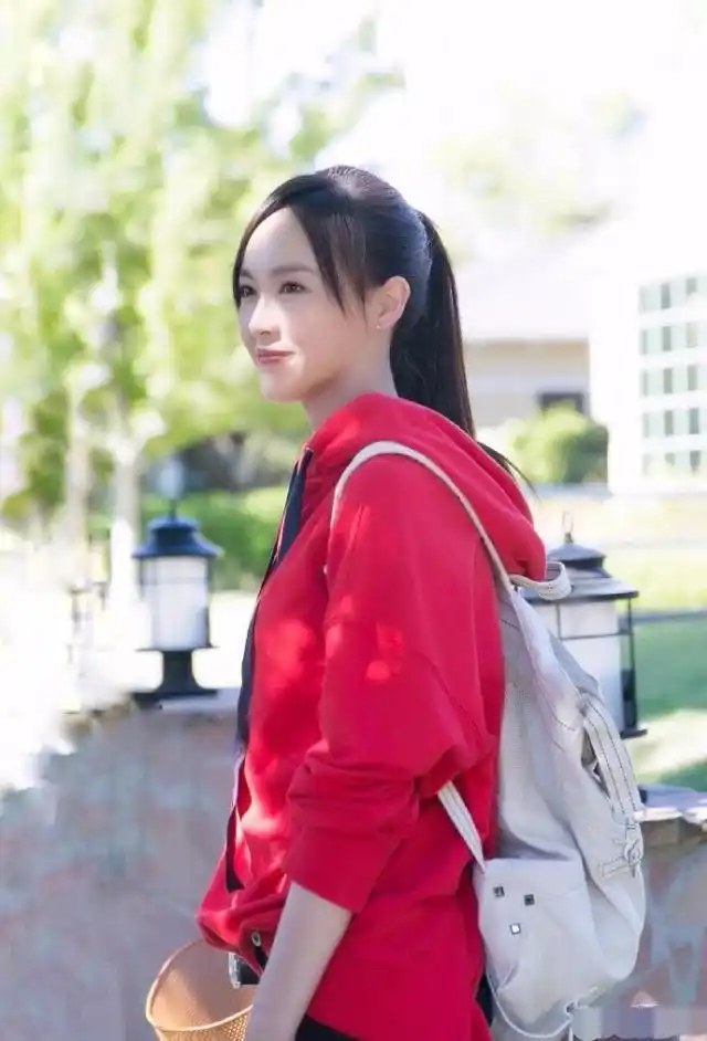 35岁的唐嫣穿上红妆太美,小她3岁的杨幂站在她身边直接被秒杀