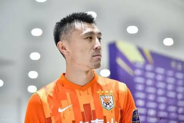 球员篇——一生忠橙24年,山东泰山后防大闸,出场王,队长郑铮