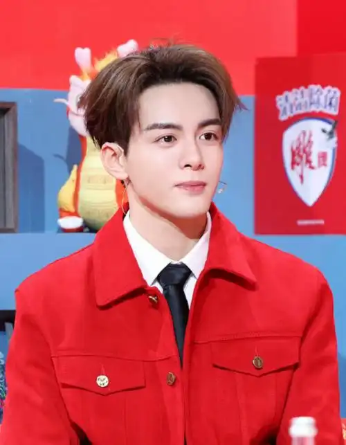 王嘉尔#翻了两遍广场,王嘉尔广场全是曾舜晞粉丝,曾舜晞广场还是曾舜