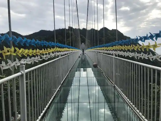 成都邛崃南宝山玻璃桥旱滑