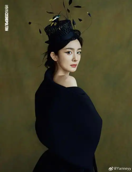 杨幂冬日古堡缪斯##时尚cosmo12月刊封面#拍摄当天伦敦突然下雨大