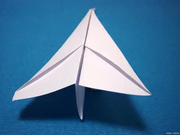 简单纸飞机的折法纸飞机是一种源于英国的成人手工玩具,有着悠久的