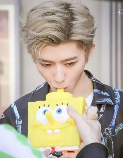 蔡徐坤换大背头发型帅气十足, 网友: 漫画走出来的男人!