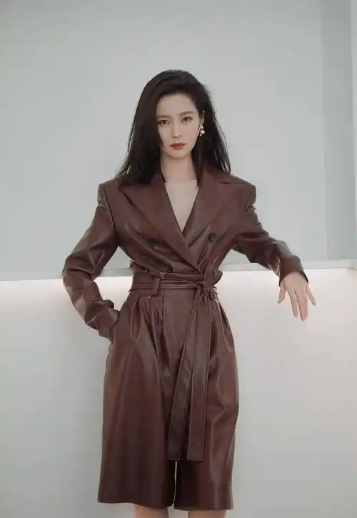 王媛可"小细腰"真性感,下半身消失穿搭,网友:若隐若现更迷人_身材苗条