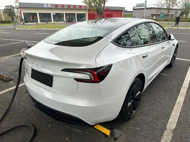 第一次见特斯拉model 3焕新版,果然白色的实车颜值挺高的,全新造型的
