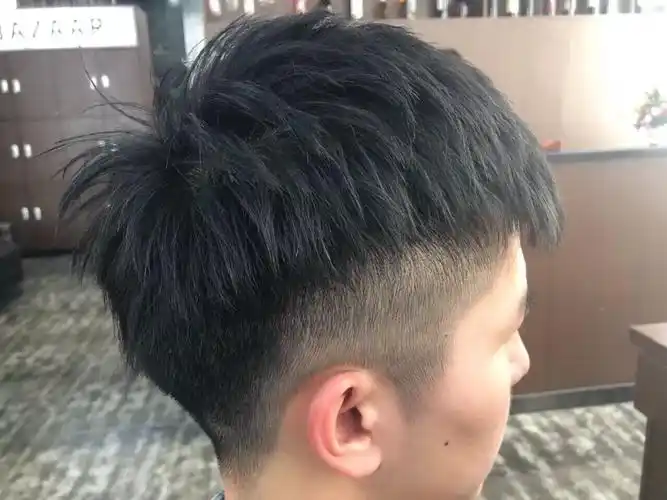 网红"碎盖头"发型._男生