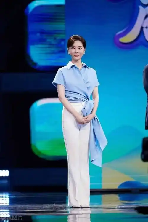 看陈数的穿搭就明白,头发挽起,衣服大气,鞋子带跟,真的太优雅_高跟鞋