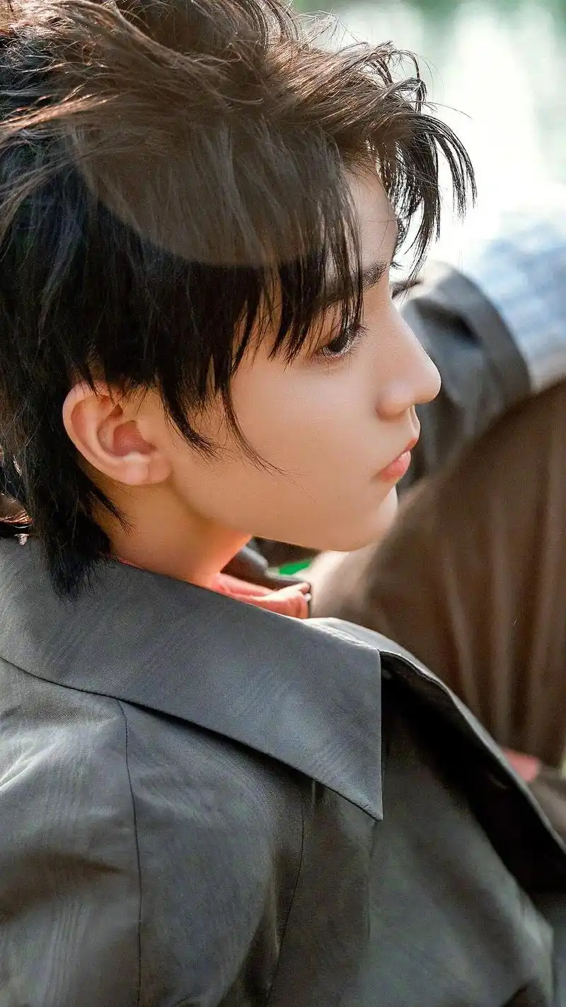 tfboys分享201107王俊凯的绝美下颚线合集图帅气与可爱并存的小俊绝了