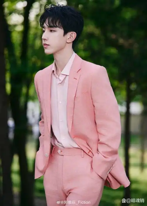 郭俊辰一身粉色西装套装参加五四晚会,粉色西装更显帅气和矜贵,妆造很
