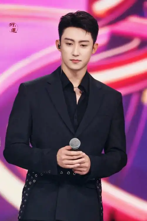 黄景瑜妆造#黄景瑜今天的妆造我直接就是斯哈斯哈西装搭衬衫,还有