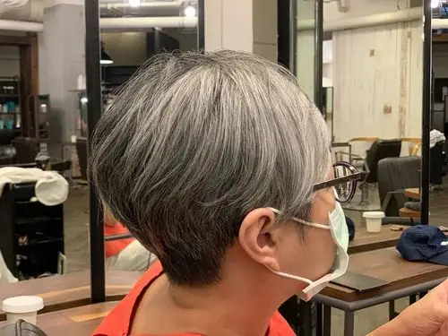 白发一直长,又不想常染?发型师:中间色混染或剪出层次,漂亮发型更持久