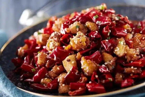 辣子鸡虽然是一道经典的川味家常菜,在全国各地的都有不同的做法,也各