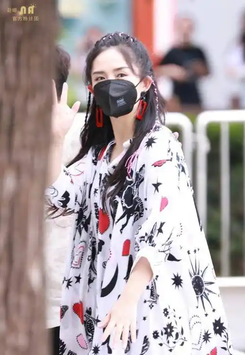 而在出镜前,大批粉丝就在场外等谢娜现身,只为近距离多看一眼.