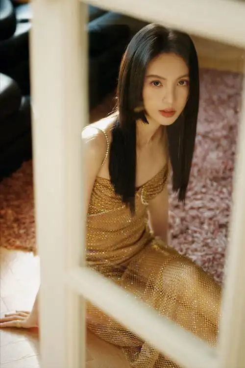 美貌洗礼!金晨一袭鎏金长裙秀魔鬼身姿,罕见公主切发型不同一般插图6