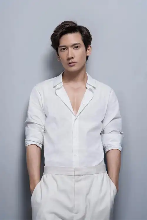 养眼组合钟欣潼新广告大片美cry 关智斌疯狂秀身材