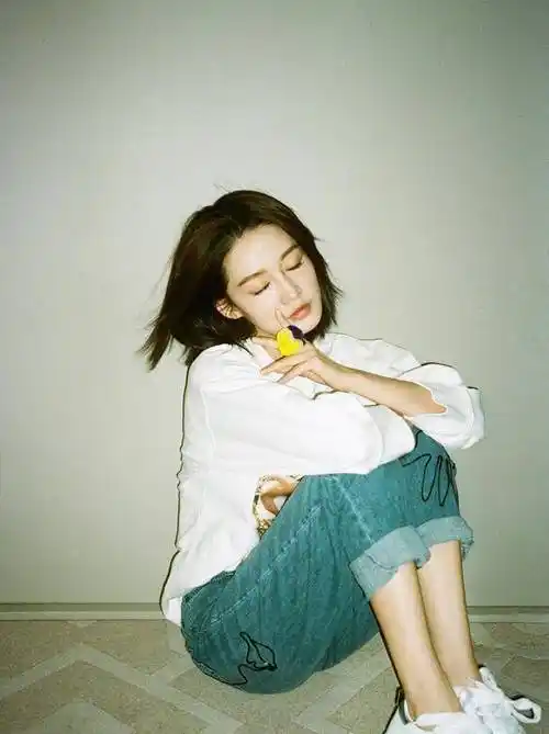 原创李沁晒出新私服美照剪短发像换了个人还是长发好看