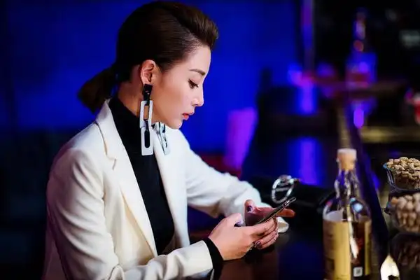 看了正青春才发现殷桃的穿搭和夸张耳饰是职场女主的利器