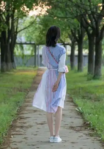 而且李沁还上演了美美的背影杀,大家从背后看见李沁的身材真的是太好