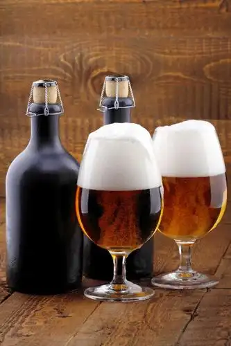 麦芽啤酒和大麦图片-桌子上的麦芽啤酒和大麦素材-高清图片-摄影照片-