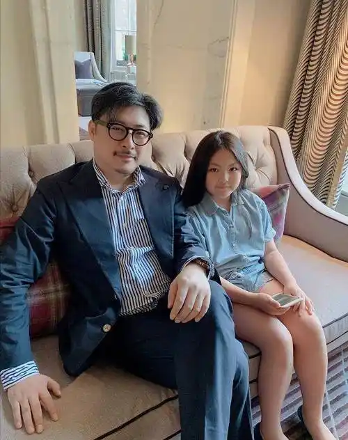 李湘晒照有心机,王诗龄戴口罩豪宅外骑自行车,三层小别墅太亮眼_女儿